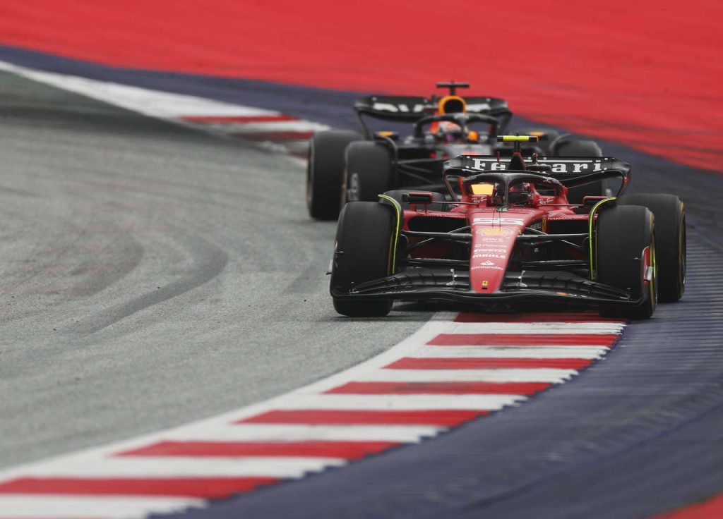 „Red Bull“ ir „Ferrari“ bolidai trasoje