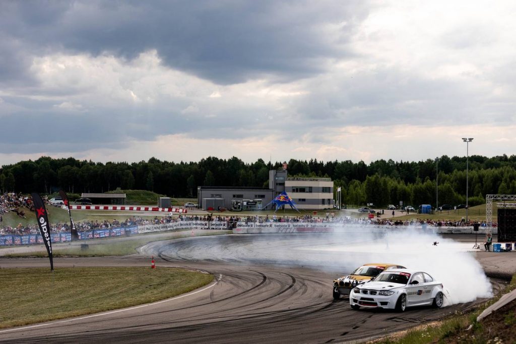 Lietuvos drifto čempionate analogų neturintis – BMW bolidas su AMG V8 varikliu