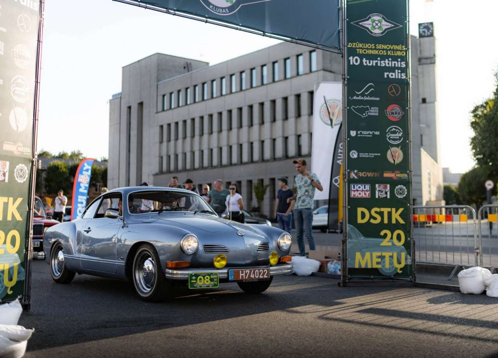 Andrius Vaitekūnas ir Kristupas Adinavičius su VW Karmann Ghia