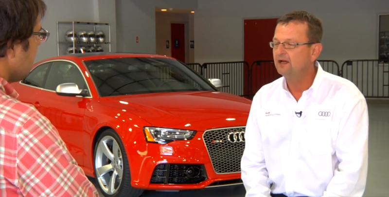 Žmogus stovintis už <a href='https://www.autobilis.lt/skelbimai/naudoti-automobiliai/audi' target='_blank' class='phrase'>Audi</a> Quattro vadovo posto