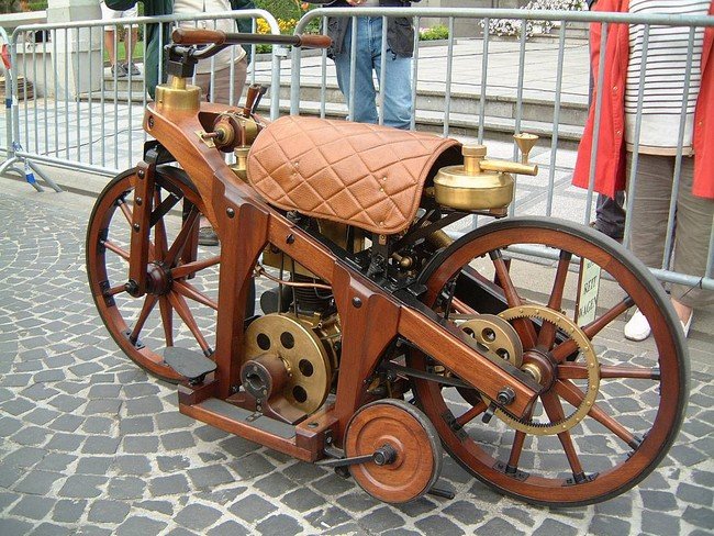Pirmam motociklui jau 127 metai!