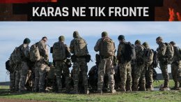 Rusijai užpuolus Ukrainą, Europoje kilo didžiausias karas nuo Antrojo pasaulinio karo laikų. Gyventojams Lietuvoje tai taip pat sukėlė nemažai nerimo: žmonės puolė padėti ukrainiečiams ir kartu ėmė galvoti, kaip patys turėtų pasiruošti, kad jaustųsi saugesni.
Jam vos prasidėjus, buvo pranešimų, kad žmonės turi pasirūpinti atsargomis, turėti geriamo vandens kelioms dienoms, susidėti kuprines, pasiruošti atsarginių rūbų, negendančio maisto. Kiek tai lieka aktualu dabar? Ką reikia žinoti ir kam ruoštis Lietuvos gyventojams, Ukrainoje tebesitęsiantis Rusijos pradėtam karui?
Apie tai naujienų portalo tv3.lt laidoje „Karas ne tik fronte“ diskutuoja Lietuvos kariuomenės atsargos majoras Darius Antanaitis ir komunikacijos specialistas ir atsargos karininkas kovai su dezinformacija, kapitonas Mažvydas Kunevičius.