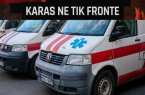 Apklausos rodo, kad beveik pusė apklaustųjų šalies gyventojų nemokėtų suteikti pirmosios pagalbos. O Rusijai užpuolus Ukrainą vis daugiau žmonių pradėjo galvoti, kaip kiekvienas galėtume padėti ištikus krizinei situacijai.
Sveikatos specialistai atviri – jei nemokame suteikti pirmosios pagalbos, prireiks su savimi nešiotis vadinamąjį „antrosios pagalbos krepšelį“. Ten yra lavonmaišis ir pelenų urna, ir rėmelis mirusiojo nuotraukai. Mat laiku nesuteikus tokios pagalbos – žmogus pasmerktas mirti.
Žmonės bijo pradėti gaivinti, nes bijo pakenkti, bijo sulaužyti šonkaulius, bet ar teikiant pirmąją pagalbą galima pakenkti? Kiek padidėja tikimybė išgyventi, jei kas nors iš pašalinių pradeda nukentėjusiam teikti pirmąją pagalbą, pavyzdžiui, sustojus širdžiai? Be širdies masažo, kokia dar gali būti pirmoji pagalba?
Apie tai naujienų portalo tv3.lt laidoje „Karas ne tik fronte“ diskutuoja Greitosios medicinos pagalbos stoties Kvalifikacijos kėlimo ir mokymų vadovas Mindaugas Kliukas ir komunikacijos specialistas Jaunius Špakauskas.