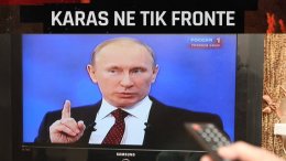 Rusijai užpuolus Ukrainą, karas vyksta ne tik fronte, bet ir informacinėje erdvėje. Propaganda nepaiso sienų ir iš vienos valstybės lengvai keliauja į kitas.
Kokia propaganda plinta Lietuvoje, kokius pasakojimus Rusija bando tiražuoti, kaip juos atpažinti ir neapsigauti? Apie tai naujienų portalo tv3.lt laidoje „Karas ne tik fronte“ diskutuoja politologė Rima Urbonaitė ir komunikacijos specialistas ir atsargos karininkas kovai su dezinformacija Mažvydas Kunevičius.