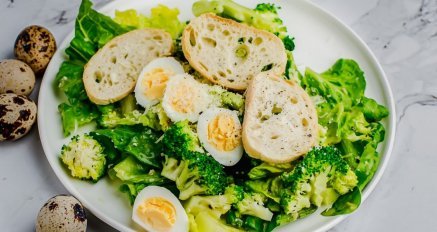 Cezario salotos su brokoliais
